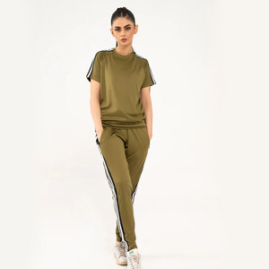 Ensemble de survêtement sportif vert olive pour femme, manches courtes, col rond, poches latérales rayées, respirant, polyester et coton, pour le printemps - Product Image 1