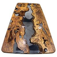 Table à manger moderne en bois massif avec bord naturel et plateau en résine époxy bleue, construction artisanale durable, mobilier de salle à manger haut de gamme