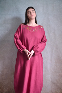 Vestido Túnica de Lino Puro Bordado a Mano, Diseño Floral Artesanal en el Cuello, con Elegantes Mangas Abullonadas y Estilo Boho Sostenible - Product Image 4
