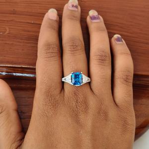 Anillo de compromiso de lujo para mujer Revalia con corte esmeralda y halo, engaste de puntas, para fiesta de bodas - Product Image 3