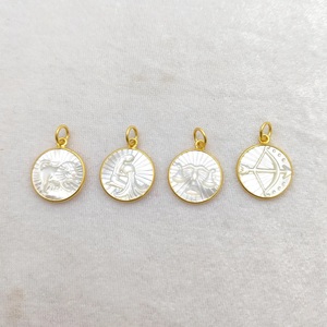 Colgantes de Plata de Ley al por Mayor con Perlas Madre, Baño de Oro y Bisel, con Diseños Tallados de los 12 Signos del Zodíaco - Product Image 3