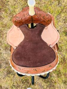 Silla de montar western hecha a mano de cuero genuino, tipo barril, con cincha ancha y duradera para equitación. - Product Image 3