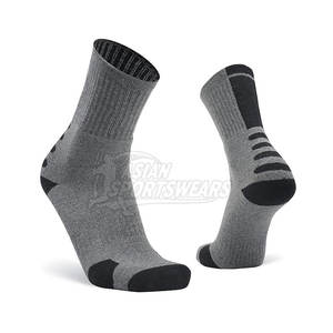 Chaussettes de sport durables avec tissu doux et respirant, parfaites pour les hommes et les femmes, idéales pour l'entraînement, les exercices et les sports de plein air. - Product Image 3