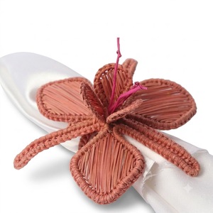 Anneau de serviette en raphia tressé à la main, écologique, motif fleur d'orchidée, en paille d'Iraca, pour mariage rustique ou table de fête - Product Image 4