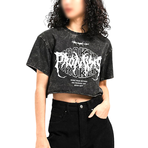 Camisetas Cortas de Mujer Ecológicas 100% Algodón con Estampado Gráfico, Hechas a Mano, en Contraste Blanco y Negro, Moda Urbana de Verano - Product Image 1