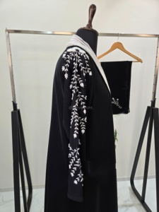 Abaya Negra de Satén de Seda Hecha a Mano con Dobladillo Acampanado, Vestido Largo de Manga Larga para Mujer, Ropa Islámica Modesta, Ropa Tradicional Musulmana de Oriente Medio - Product Image 5