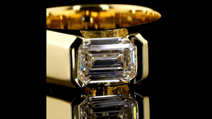 Anillo de Lujo para Mujer en Oro Amarillo de 14K con Diamante Corte Esmeralda |   Anillo de compromiso solitario de banda ancha con certificación IGI para boda/fiesta - Product Image 3