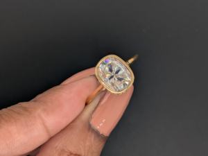 แหวนหมั้นเพชรโมอิสซาไนต์ทรงคุชชั่น 2 กะรัต ประดับด้วยเพชรแบบซ่อนรอบตัวเรือน แหวนแต่งงานแบบฝังเพชรขอบทองคำ 14K แท้ สำหรับผู้หญิง - Product Image 3