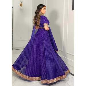 Tenue de fête traditionnelle chinoise de créateur Lehenga Choli avec bordure en fil Zari - Product Image 3