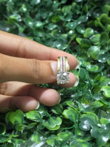 Bague de fiançailles et d'anniversaire de luxe en or jaune 14K plaqué rhodium avec halo double et diamant de laboratoire de 3,03 carats - Product Image 2