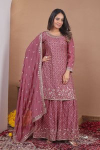 Ensemble Sharara tendance mauve avec cape et dupatta, orné de broderies Gota Patti et de miroirs, en soie, style ethnique de luxe, idéal pour demoiselle d'honneur, collection hiver Bollywood - Product Image 4