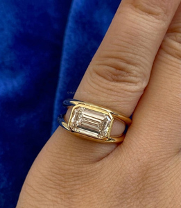 Anillo de compromiso horizontal con diamante de laboratorio de 3 quilates con corte esmeralda, engaste de bisel, oro amarillo de 14K, doble banda de boda, estilo nupcial moderno - Product Image 4