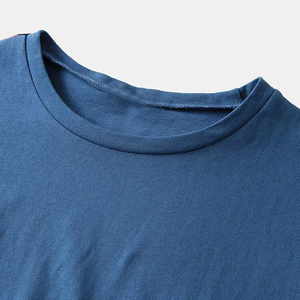 Camiseta de Manga Corta Azul para Hombre con Ribete en Contraste Rojo, Corte Regular, Cuello Redondo Informal, Tejido de Punto, Color Sólido, Camiseta de Alta Calidad para Hombre - Product Image 3