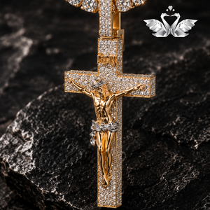 Collar Unisex con Colgante de Cruz de Jesús Chapado en Oro Rosa con Incrustaciones de Moissanita y Plata de Ley 925 - Product Image 1