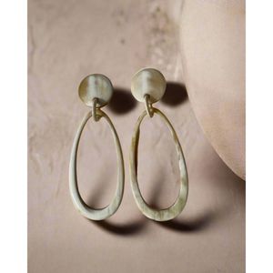 Boucles d'oreilles pendantes élégantes faites à la main en corne de buffle, légères, bijoux naturels tendance pour femmes, à porter en soirée - Product Image 4