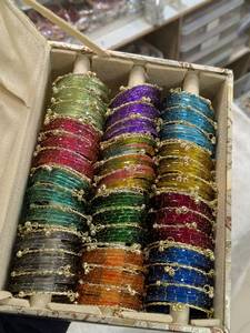 Ensemble de bracelets en verre multicolores personnalisés en forme de goutte de pluie, style cachemiri, 12 douzaines de bracelets en verre Churi et 48 bracelets Ghungroo dans une boîte de présentation - Product Image 5