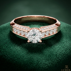 Bague de fiançailles en diamant cultivé en laboratoire certifié IGI, or rose 14 carats, coupe ronde, solitaire avec diamants sertis en canal sur les côtés - Product Image 1