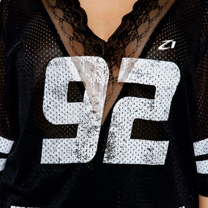 T-shirt de football américain noir en dentelle à col en V pour femme, coupe oversize, en maille, style streetwear, avec numéro graphique vieilli, tendance, fourniture OEM - Product Image 4