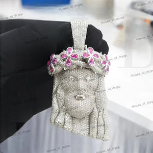 Colgante de Jesús de Lujo con Diamantes Moissanite y Diseño de Corona de Flores Rosadas, Plata 925, Pieza Hecha a Mano para Estilo Hip Hop - Product Image 2