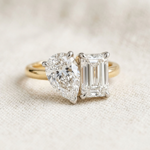 แหวนหมั้นเพชรและมรกตทรงคลาสสิกสองเม็ดทองคำขาว 18K สำหรับผู้หญิง ได้รับการรับรองจาก IGI เหมาะสำหรับงานแต่งงานและเป็นของขวัญ - Product Image 2
