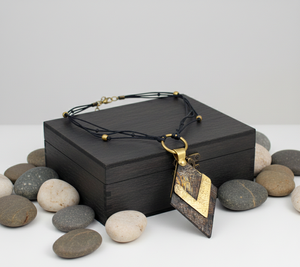 Colgante Artesanal de Cuerno de Búfalo My Druther Persona con Latón Texturizado con Diamantes Incrustados sobre Hilo de Algodón Tejido con Cuentas Metálicas - Product Image 6