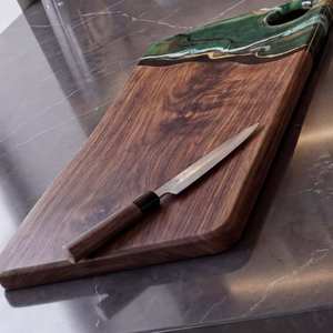 Planche à découper en bois d'olivier de qualité supérieure avec incrustation en résine époxy verte, planche de service pour charcuterie avec poignée en bois, passe au lave-vaisselle - Product Image 1