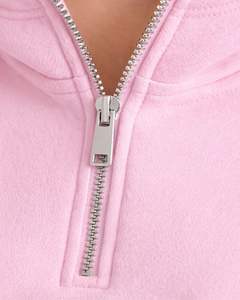 เสื้อฮู้ดครอปสีชมพูแบบกำหนดเอง ผ้าฟลีซ ซิป ¼  กระเป๋าคางูโร่  ชายเสื้อปรับได้ด้วยเชือกผูก  สไตล์ลำลอง สตรีทแวร์  เสื้อกันหนาวแบบสวมหัวสำหรับผู้หญิง - Product Image 4