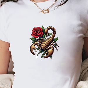 เสื้อยืดแฟชั่นสตรีทรงสลิมฟิตลายแมงป่องและดอกกุหลาบ Y2K พร้อมลายถัก - Product Image 3