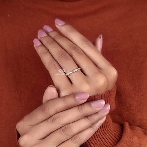Anillo de compromiso de oro de 10K con diamante de talla brillante, joyería para mujer de calidad de exportación a un precio asequible. - Product Image 5