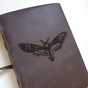 Journal en cuir Death's Head Hawk Moth, personnalisation gratuite 5" x 7", choix de papier ligné ou non ligné - Product Image 2