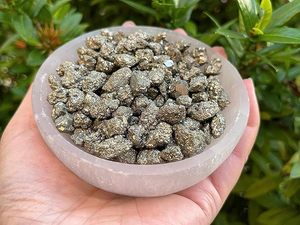 Vente en gros de copeaux d'agate pyrite brute, cristal de pyrite concassé 3-5mm pour la décoration intérieure et les fêtes par AMAYRA CRYSTALS EXPORTS INDIA - Product Image 3