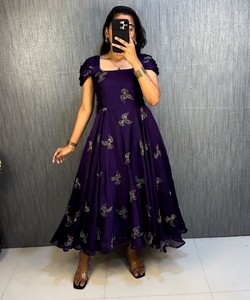 Vestido Midi Morado de Rayón para Mujer con Mariposas Bordadas, Estilo Tradicional Indio-Pakistaní 86266 ABC-133 TITTLI - Product Image 4