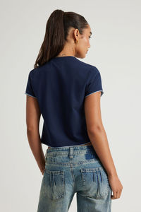 เสื้อยืดกราฟิกทรงพอดีตัวสำหรับผู้หญิง - Product Image 3