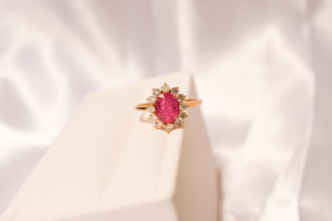 Bague Halo en or jaune massif 18 carats avec rubis rouge naturel et diamants – Bande de pierres précieuses ovales en grappe – Pierre de naissance de luxe pour le mois de juillet - Product Image 3