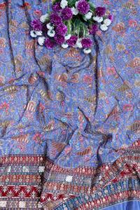 ผ้าพิมพ์ลายดอกไม้สีน้ำเงินครีปธรรมชาติ พร้อมขอบตกแต่งอย่างสวยงาม เหมาะสำหรับทำชุดคุรติ ผ้าสำหรับชุดพื้นเมือง - Product Image 4