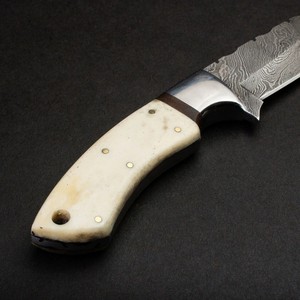 Cuchillo de Camping Hecho a Mano con Hoja Recta de Acero de Damasco, Mango de Hueso y Funda de Cuero - Product Image 3
