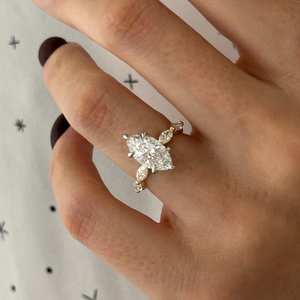 Bague de fiançailles en diamant de laboratoire Marquise E VVS2 de 2 carats, bague de fiançailles à halo caché bicolore, certifiée IGI - Product Image 2