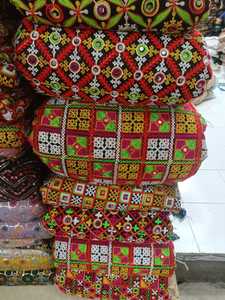 Tissu Mono Bangalore avec détails de travail Kachi, texture élégante, tombé gracieux, idéal pour les vêtements ethniques et les tenues de fête. - Product Image 3