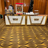 Tables de buffet extérieures décorées disposées en rangée avec des panneaux frontaux modernes et éclairés