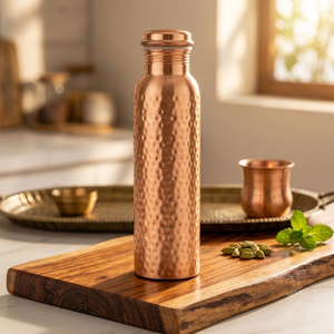 Botella de Bebida de Cobre Forjado, Diseño Ayurvédico Tradicional, Perfecta para el Hogar, la Oficina y el Estudio de Yoga - Product Image 1