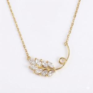 Collar de Oro Amarillo de 14K/18K con Colgante de Hoja de Plata de Ley 925 y Diamante Cultivado en Laboratorio, Diseño Elegante para Mujer - Product Image 1