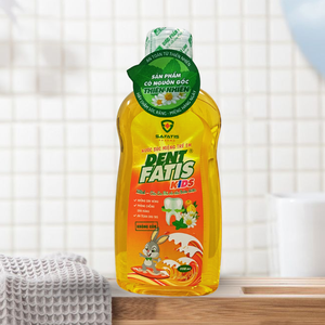 น้ำยาบ้วนปากสมุนไพรสำหรับเด็ก พรีเมียม สูตรอ่อนโยน ปลอดภัย สารสกัดจากธรรมชาติ กลิ่นสตรอว์เบอร์รีและส้ม ช่วยให้ลมหายใจสดชื่น ดูแลช่องปากทุกวัน - Product Image 1