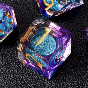 Ensemble de dés DND à noyau liquide bleu violet, 7 pièces, dés polyédriques en résine à bords tranchants avec paillettes pour les jeux de rôle sur table Dungeons and Dragons - Product Image 4