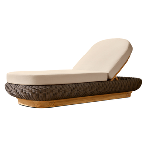 Chaise longue en teck massif avec structure en rotin tressé brun foncé, durable et personnalisable, style resort tropical, mobilier de jardin pour bord de piscine - Product Image 1