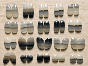 คู่คาโบชองแคลไซต์ลายม้าลายขายส่ง – คู่คาโบชองพลอยสีดำและสีขาว – ขายส่งแบบยกชุด ขัดเงาเรียบ - Product Image 1