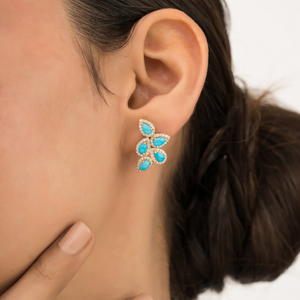 Boucles d'oreilles clous uniques faites à la main en forme d'ailes avec halo de turquoise cabochon et diamants, pierre de naissance de décembre - Product Image 2
