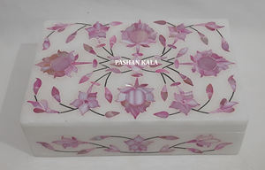 Boîte à bijoux ronde en marbre blanc naturel avec incrustation de nacre rose, design floral fait à la main, utilisée pour l'emballage et les cadeaux de bagues dorées - Product Image 6