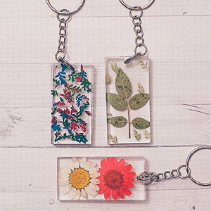 Nouveau porte-clés original en résine florale artisanale, design traditionnel, fleurs pressées, prix de gros - Product Image 4