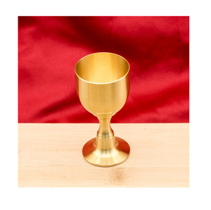 Cadeau au design minimaliste offrant des ornements élégants, objet décoratif en laiton et verre, article pour boire du vin ou de la bière sur un long pied, en solde - Product Image 1