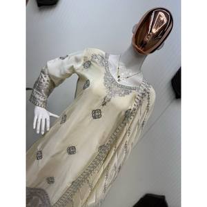 Conjunto de Traje Indio y Pakistaní de Diseñador con Bordado de Lentejuelas - Product Image 1